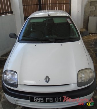 2001' Renault Clio photo #1