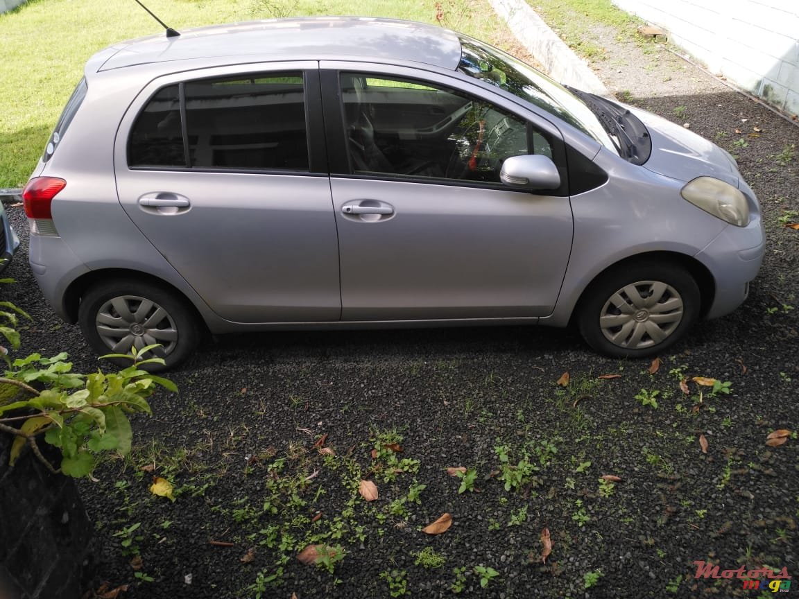 2009' Toyota Vitz photo #3