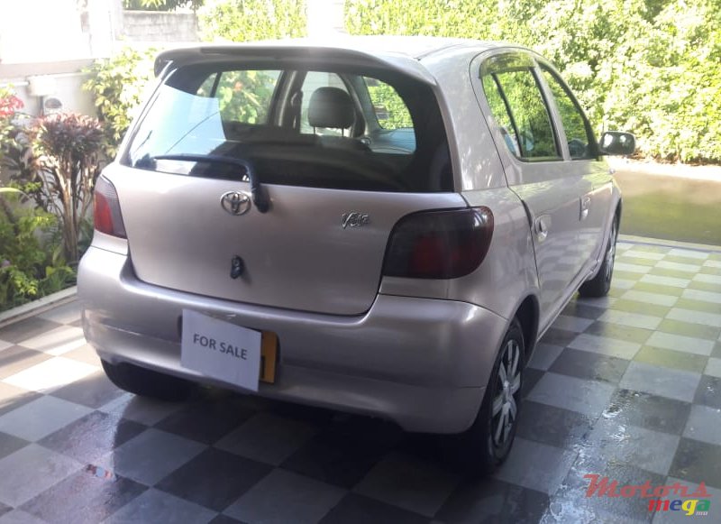 2001' Toyota Vitz photo #2