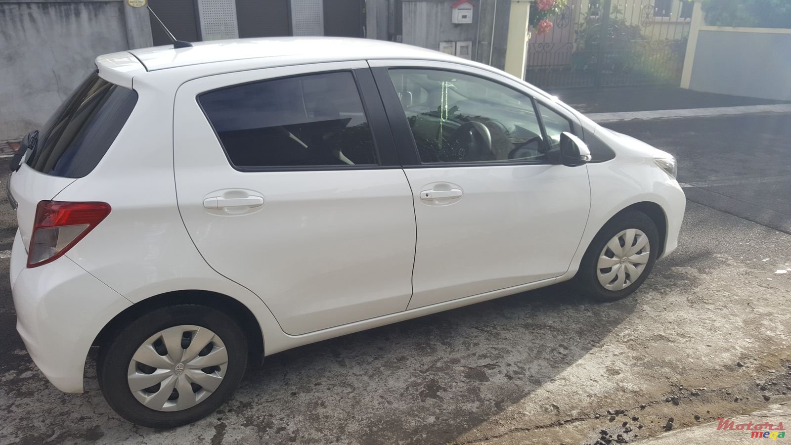 2012' Toyota Vitz photo #1