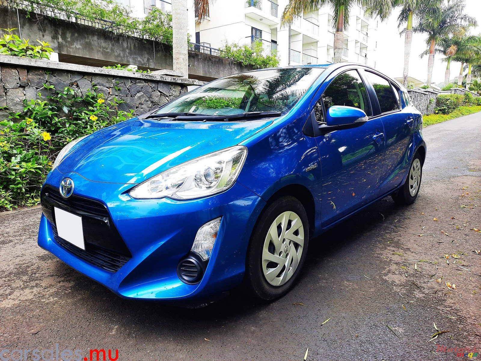 2016' Toyota Aqua 1.5 Hatchback photo #2
