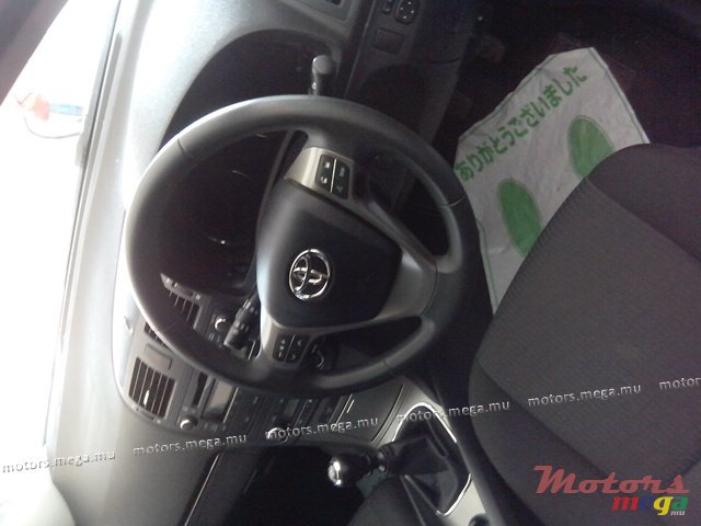 2010' Toyota Avensis photo #2