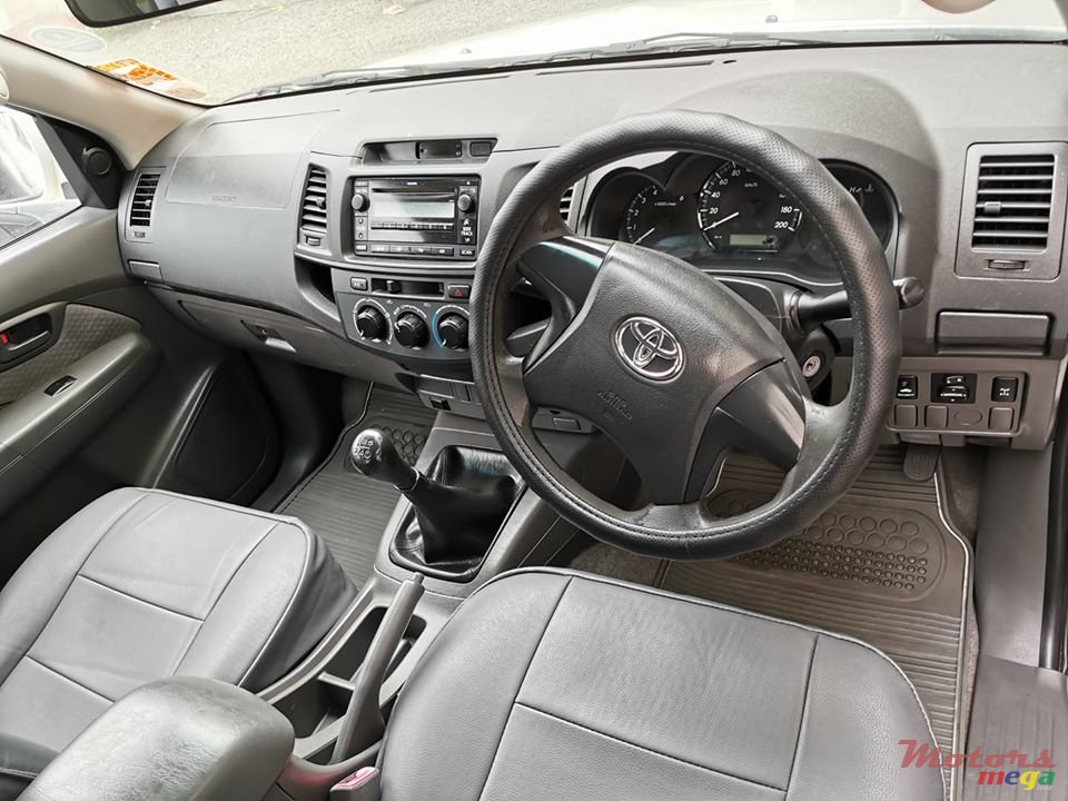 2013' Toyota Hilux 2*4 photo #3