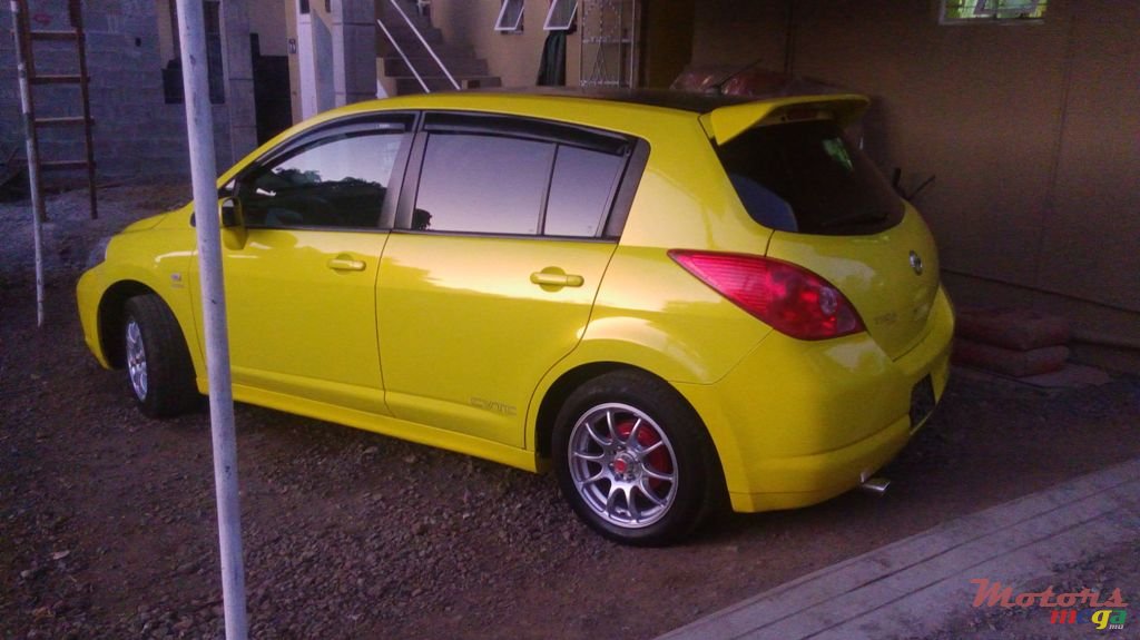 2005' Nissan nissan tiida hatchback photo #2