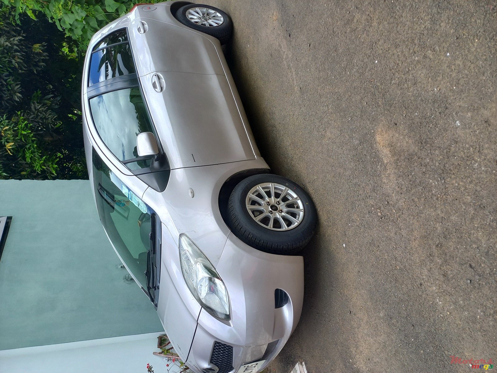 2006' Toyota Vitz photo #1