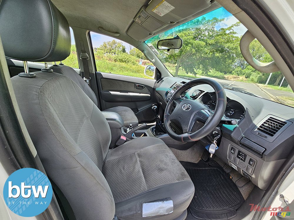 2015' Toyota Hilux photo #5