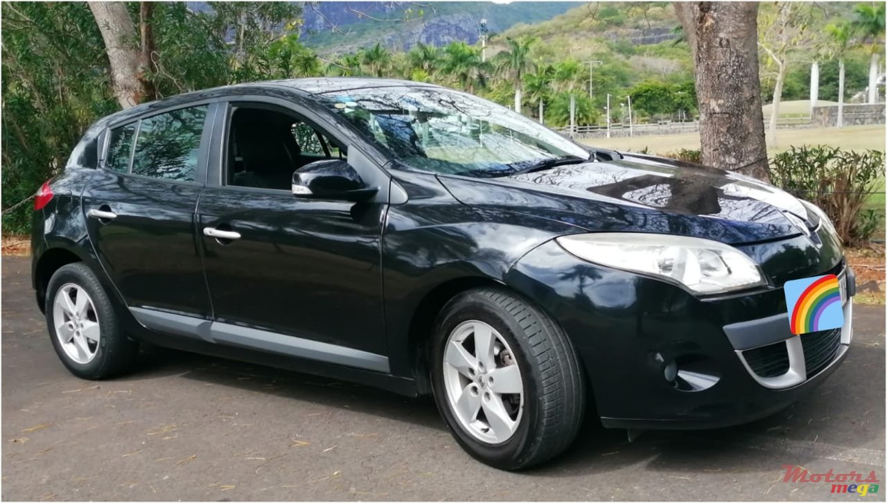 2011' Renault Megane photo #2