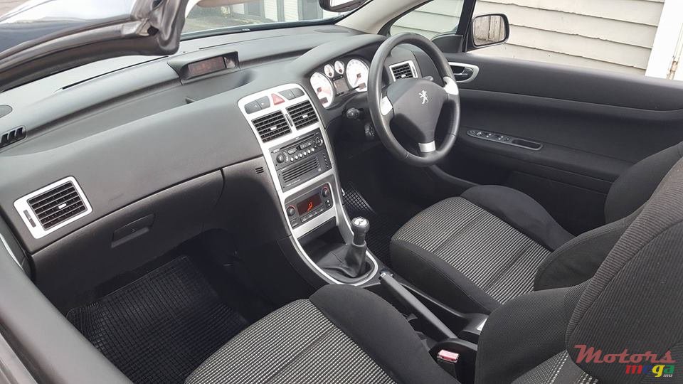2008' Peugeot 307cc Convertible photo #5