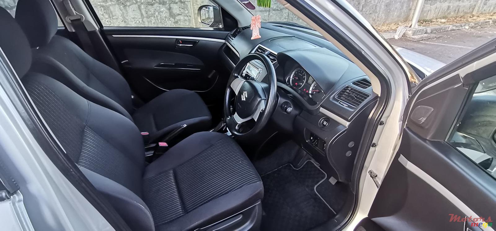 2014' Suzuki Swift photo #3