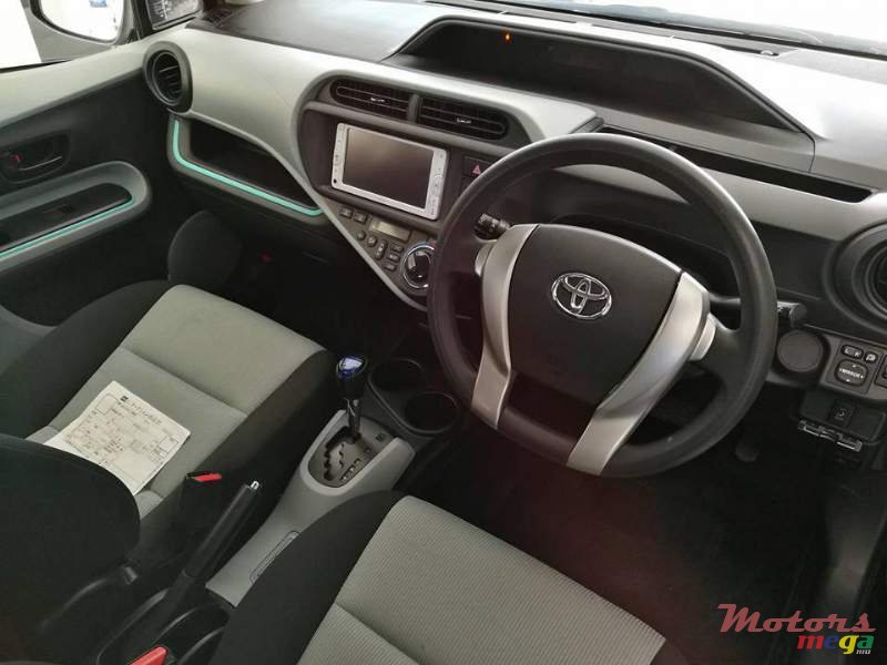 2013' Toyota Prius c photo #6