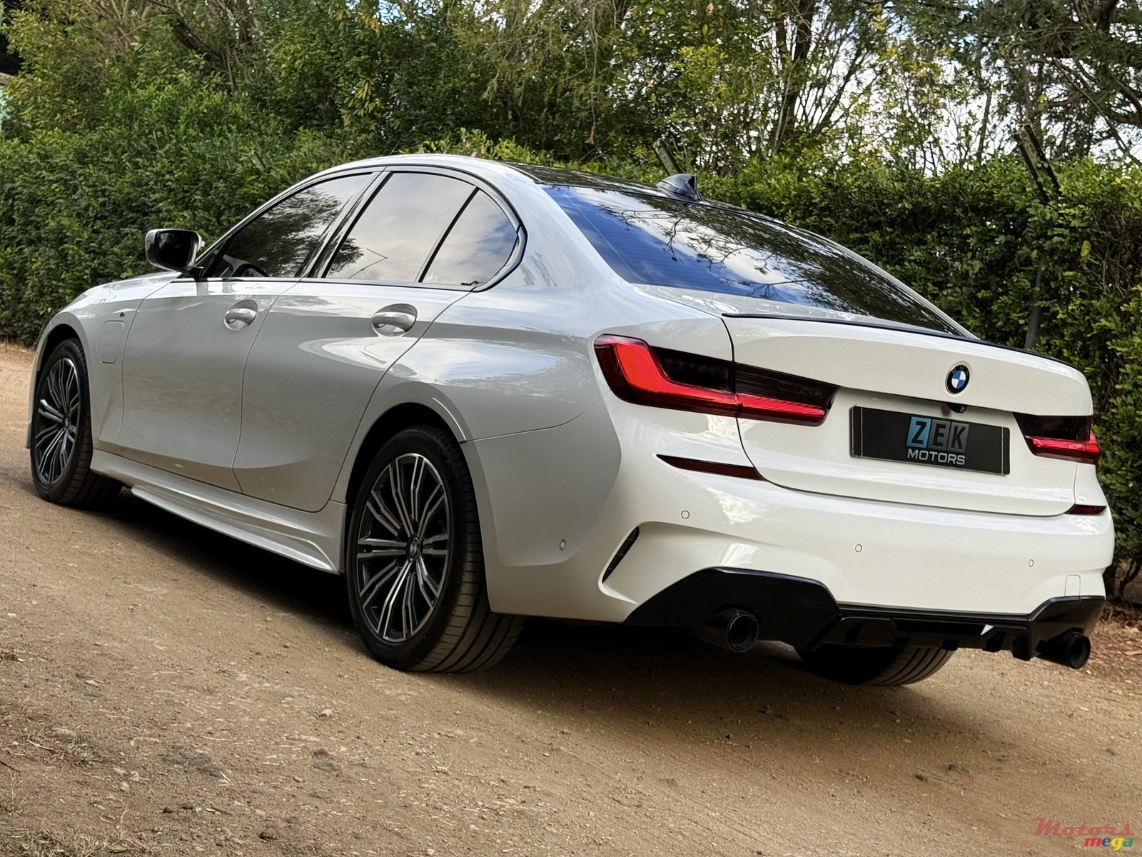 2019' BMW 330 photo #2