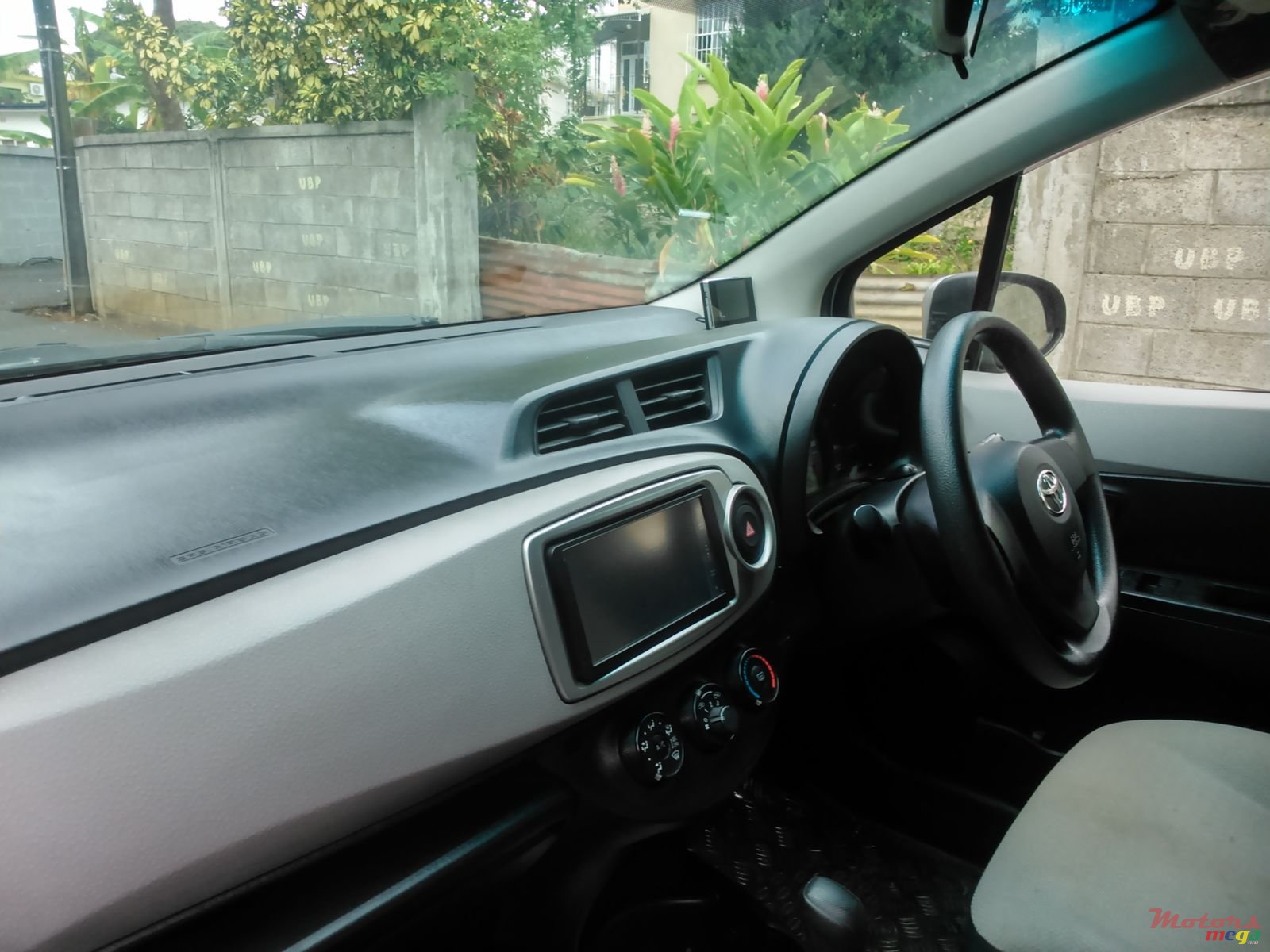 2012' Toyota Vitz photo #2