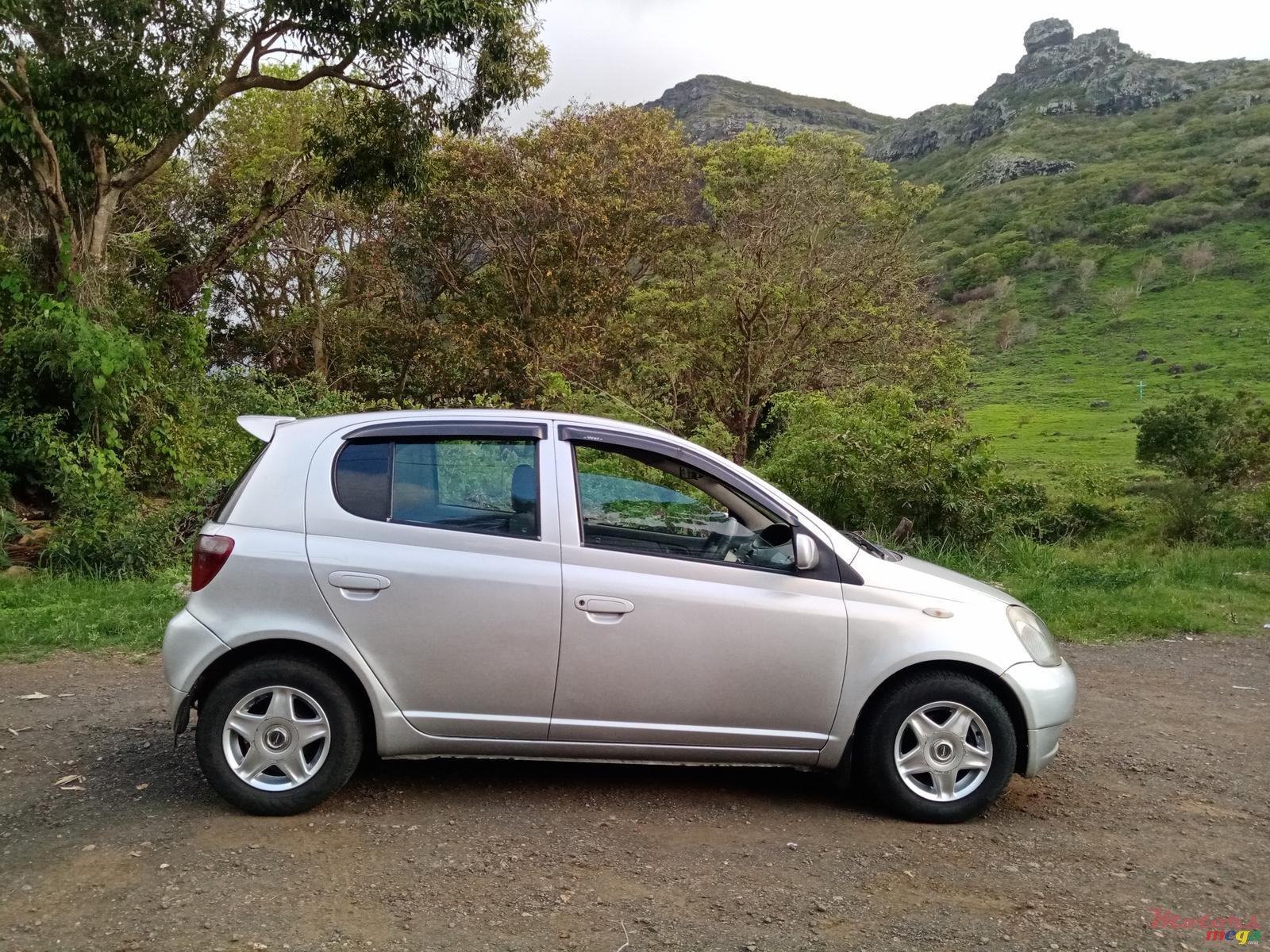 1999' Toyota Vitz photo #4