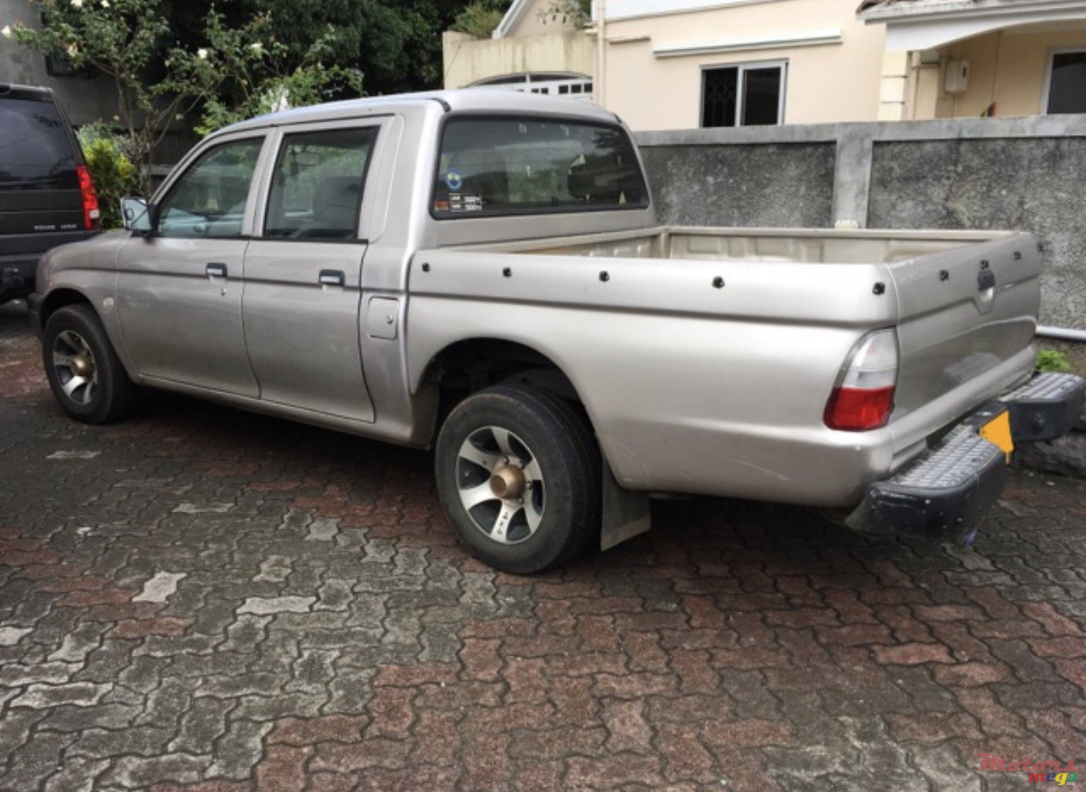 2005' Mitsubishi photo #4