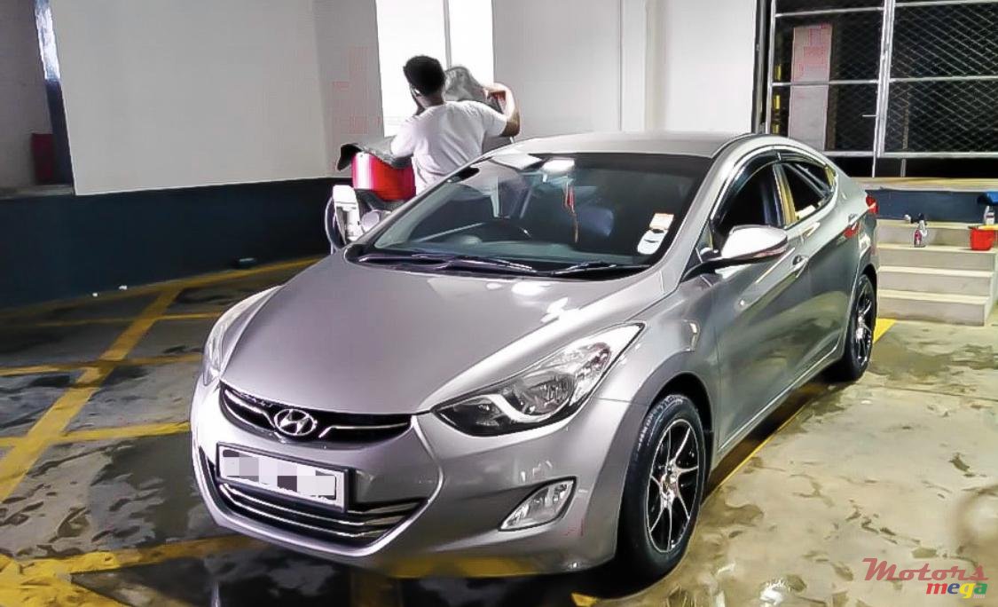 2013' Hyundai Elantra photo #2