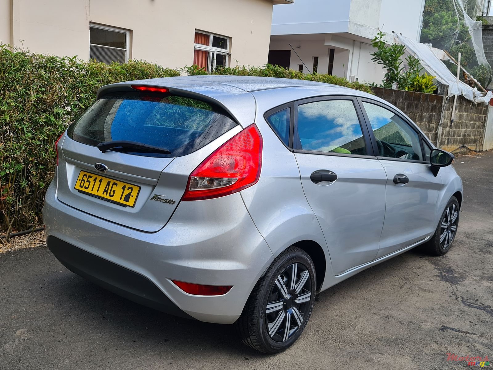 2012' Ford Fiesta Hatchback photo #4