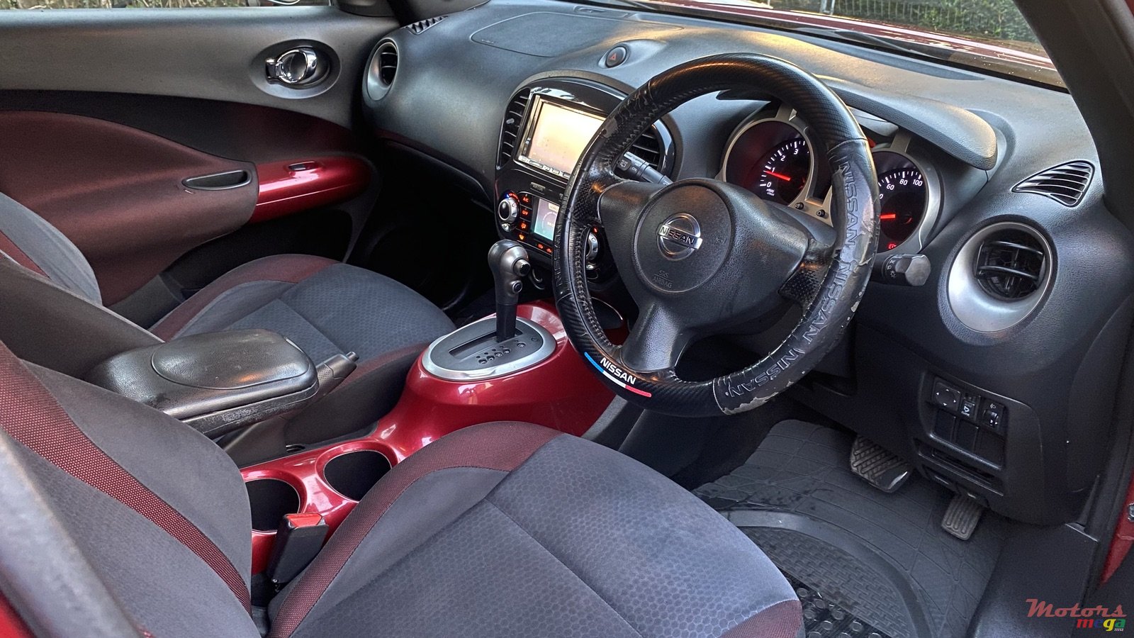 2012' Nissan Juke SUV photo #5