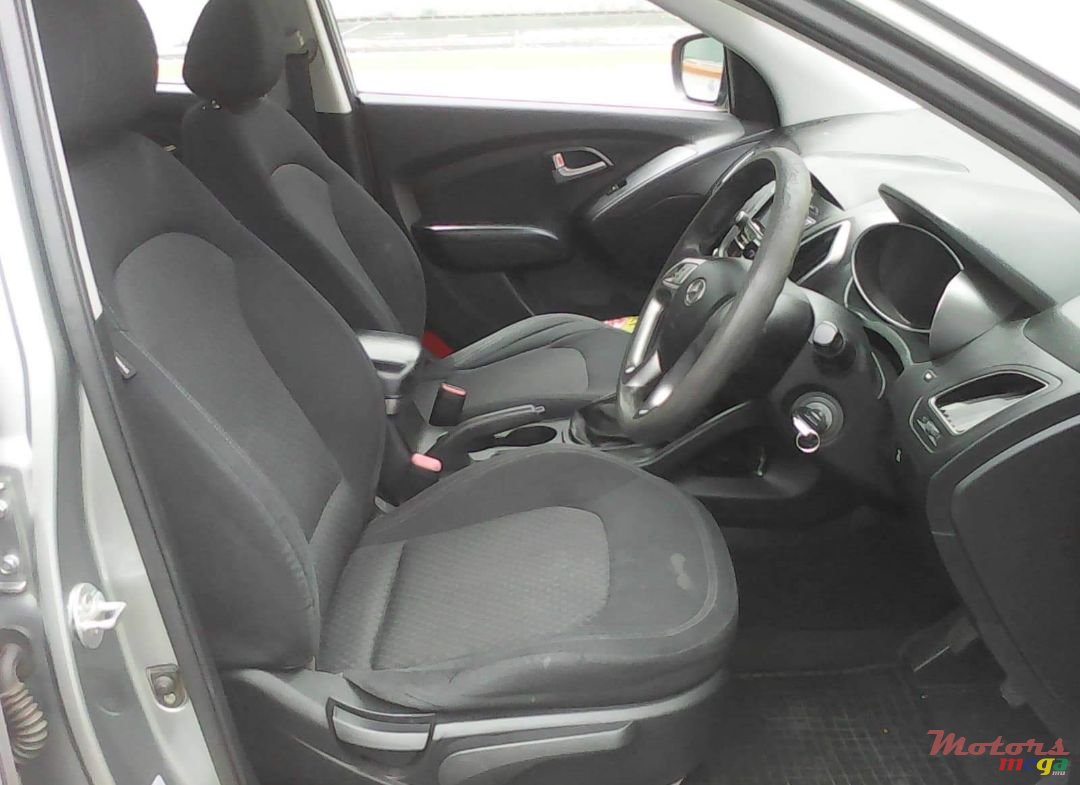2011' Hyundai ix35 photo #4