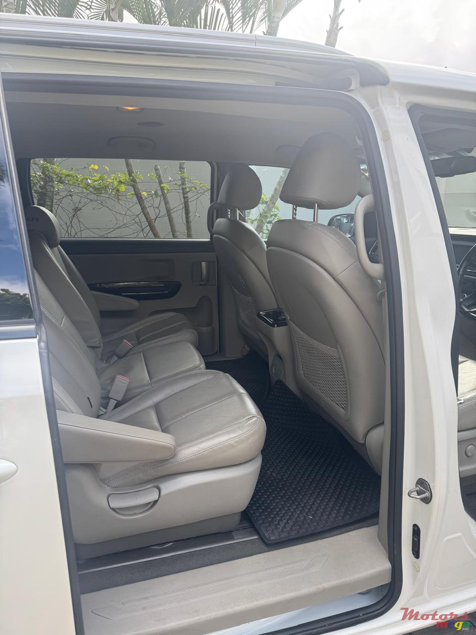 2019' Kia Carnival photo #5