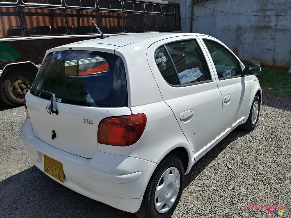 2004' Toyota Vitz photo #3