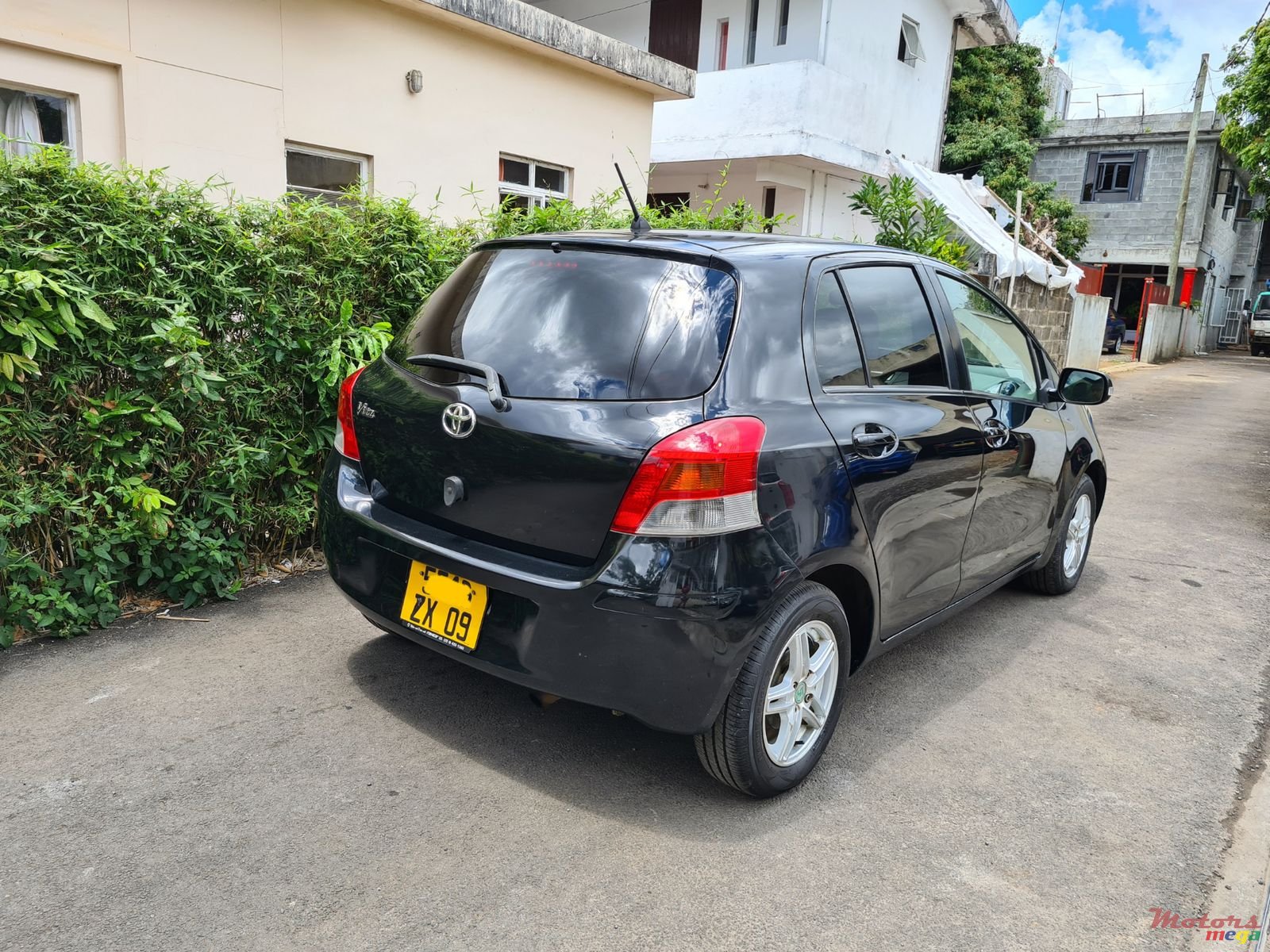 2009' Toyota Vitz 1300cc Automatic photo #3
