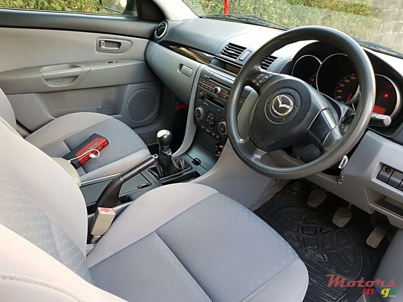 2005' Mazda Axela Manual photo #2