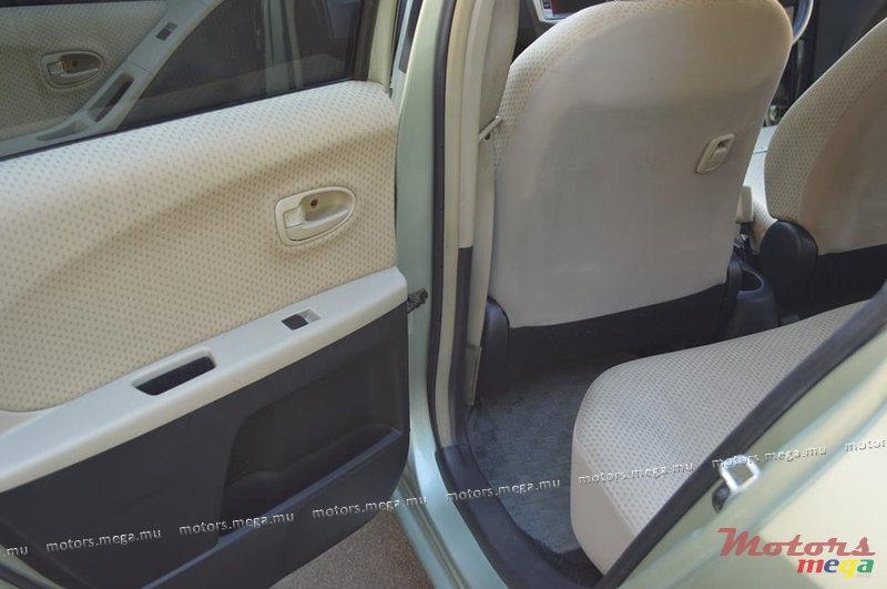 2006' Toyota Yaris vitz photo #4