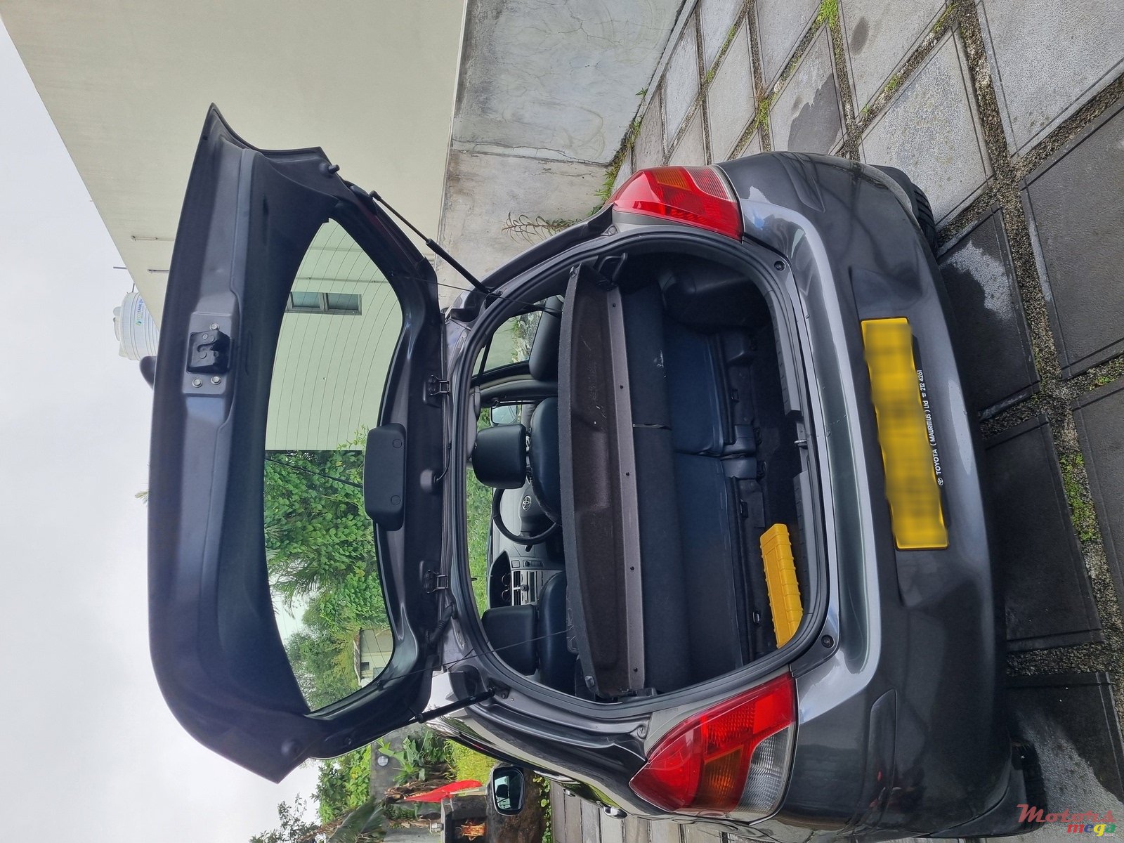 2011' Toyota Yaris photo #1