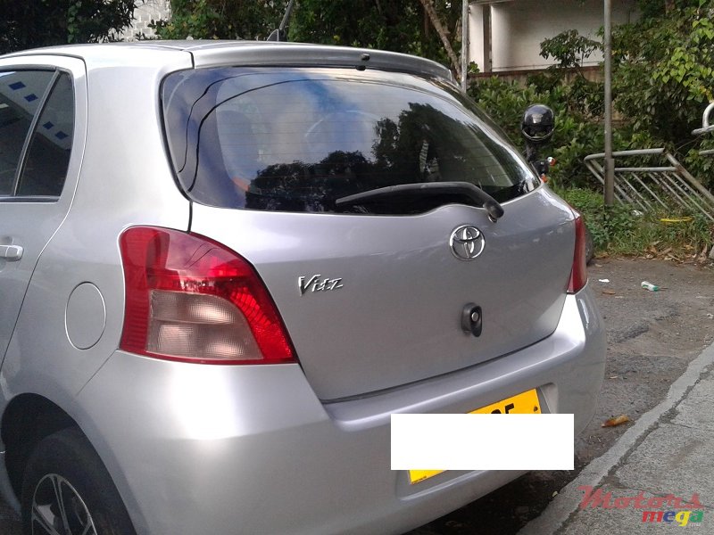 2005' Toyota Vitz photo #3