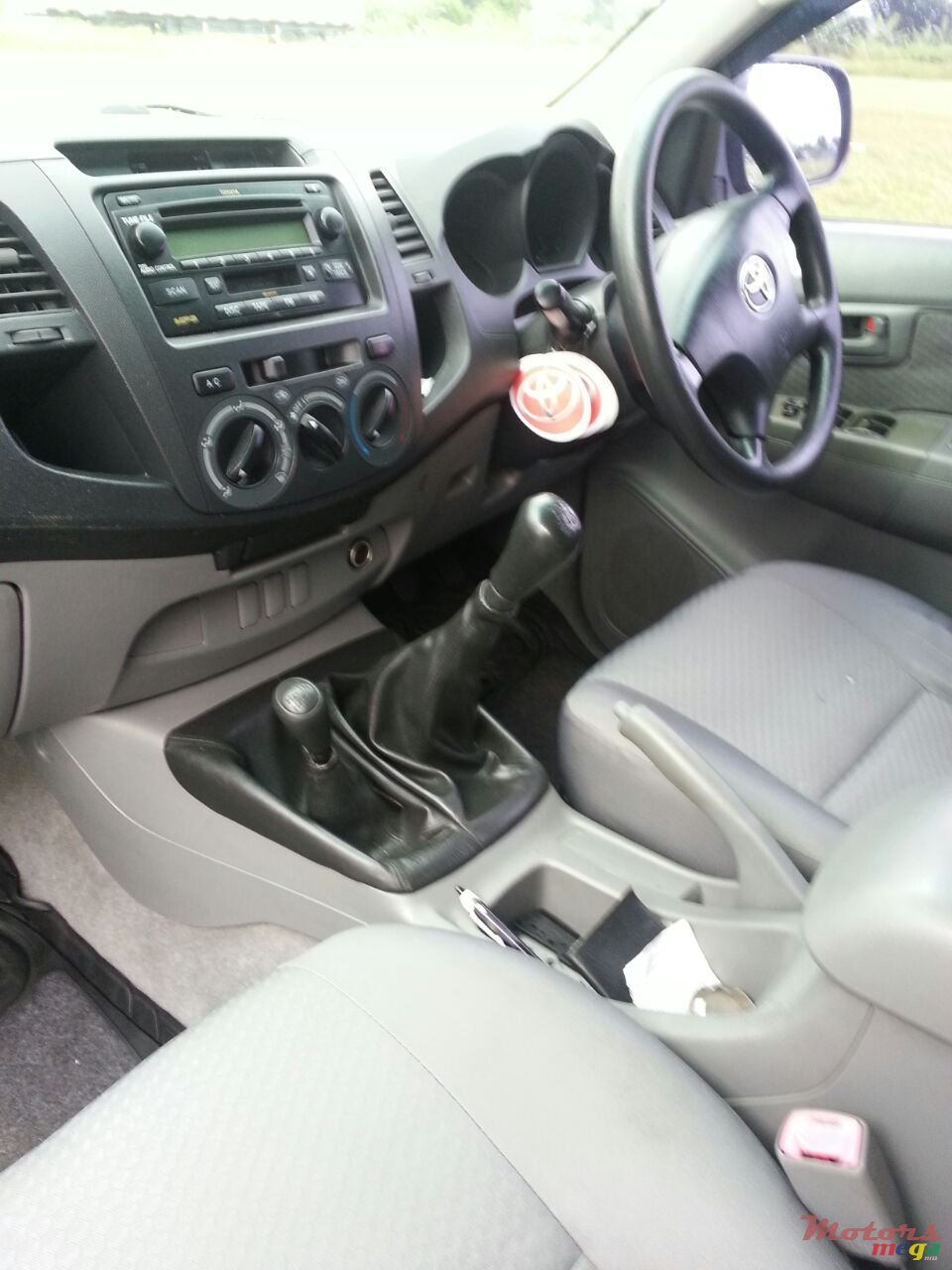 2011' Toyota Hilux 4x4 photo #3