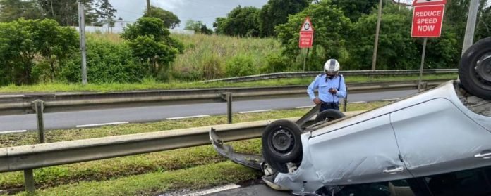 Accident à Highlands : une voiture finit les quatre roues en l’air