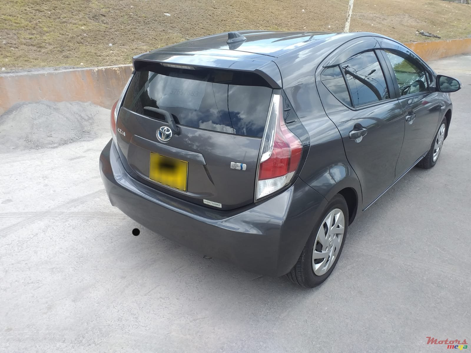 2015' Toyota Aqua photo #2