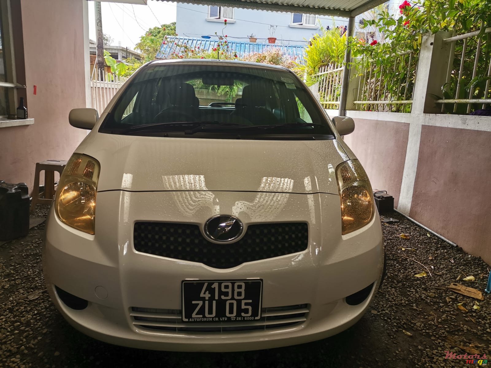 2005' Toyota Vitz photo #1