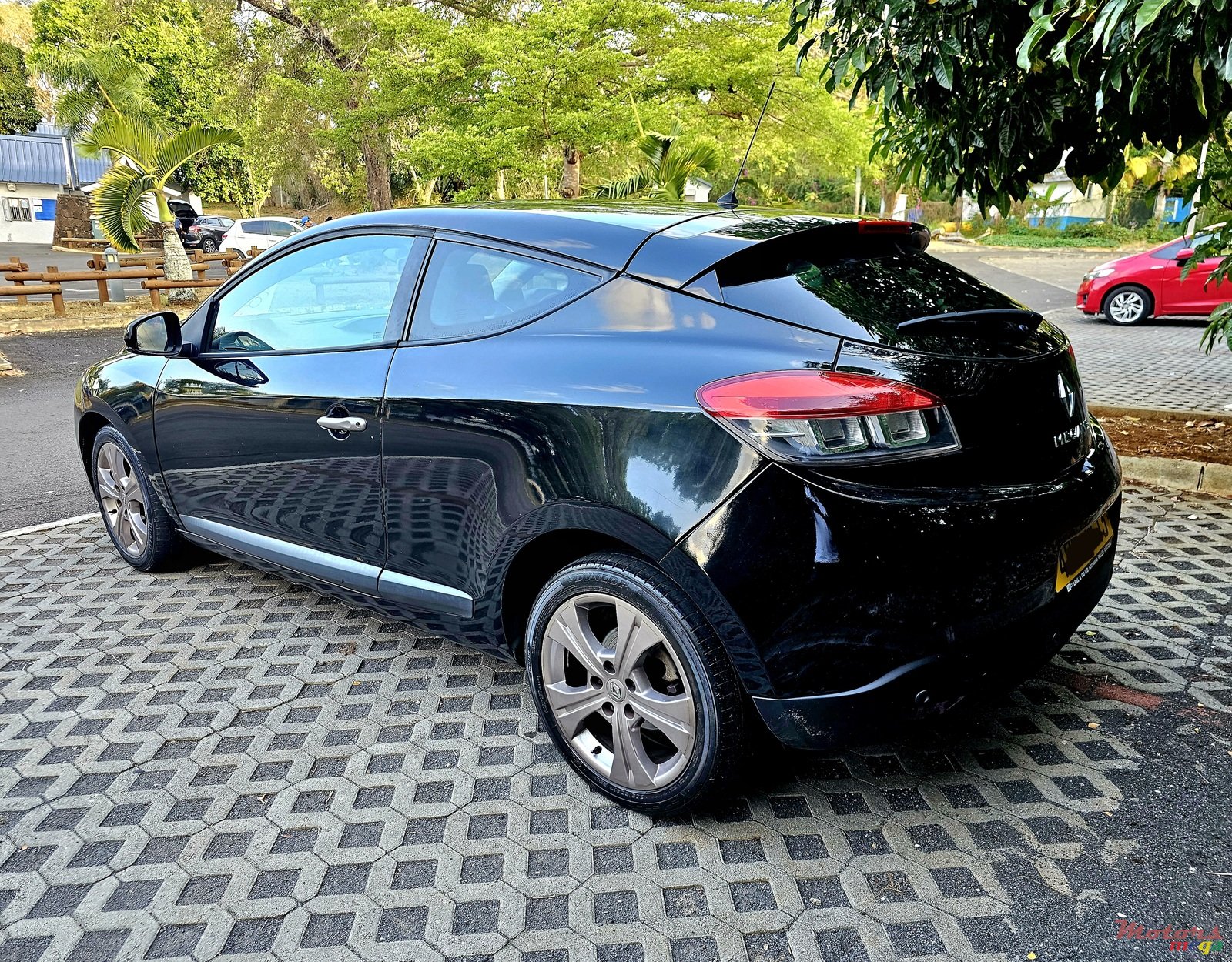 2013' Renault Megane Coupé 2 door photo #4