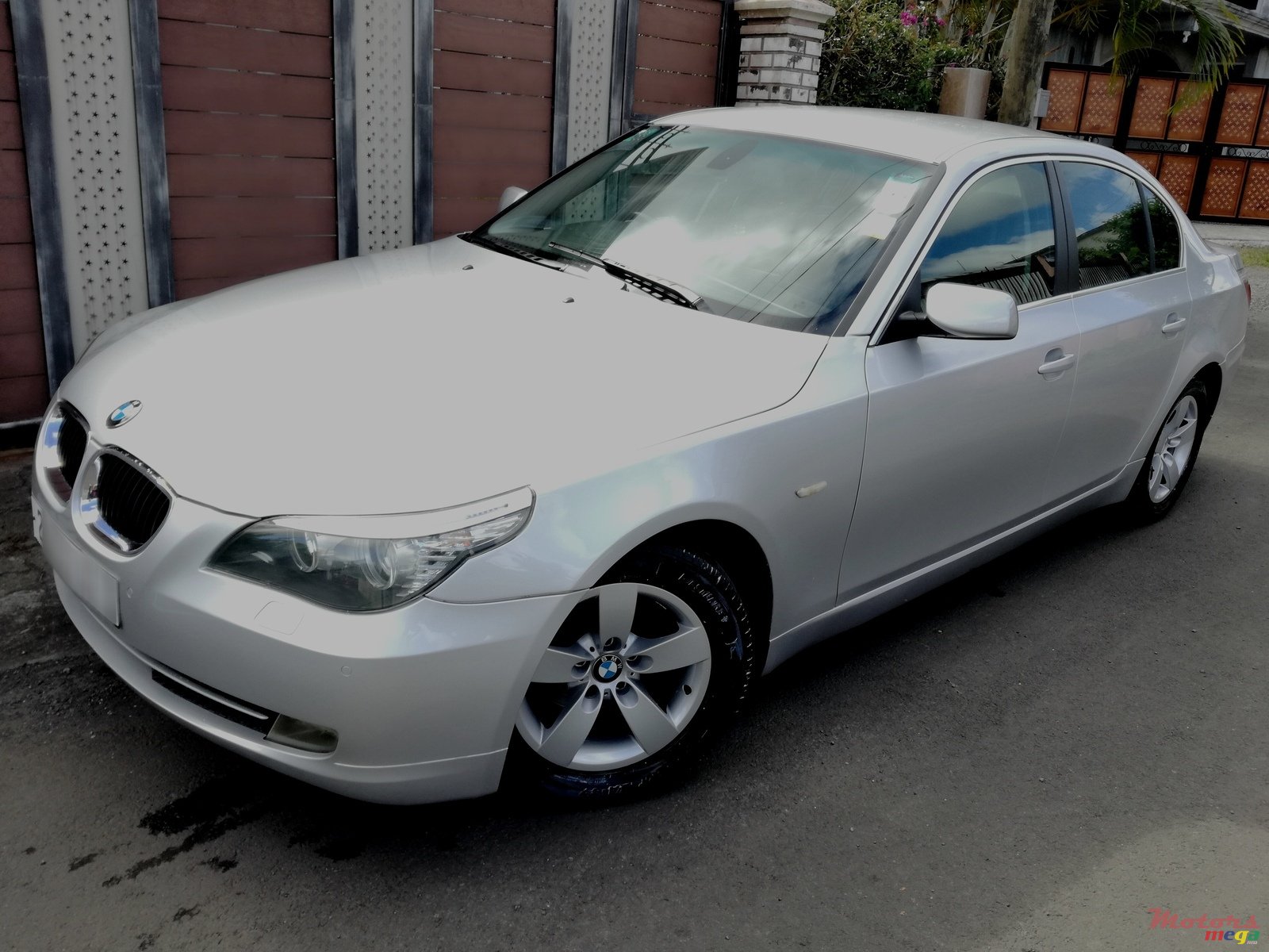 2010' BMW 520 i petrol engine photo #2