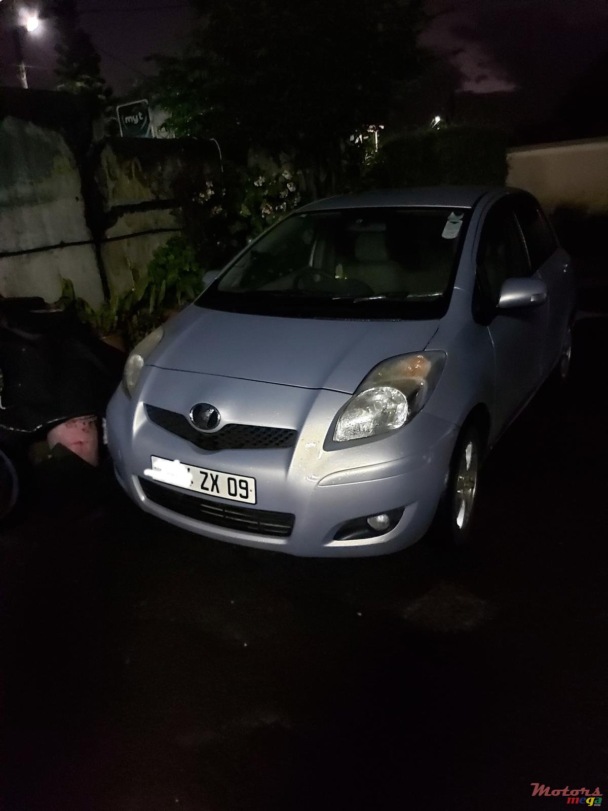 2009' Toyota Vitz photo #1