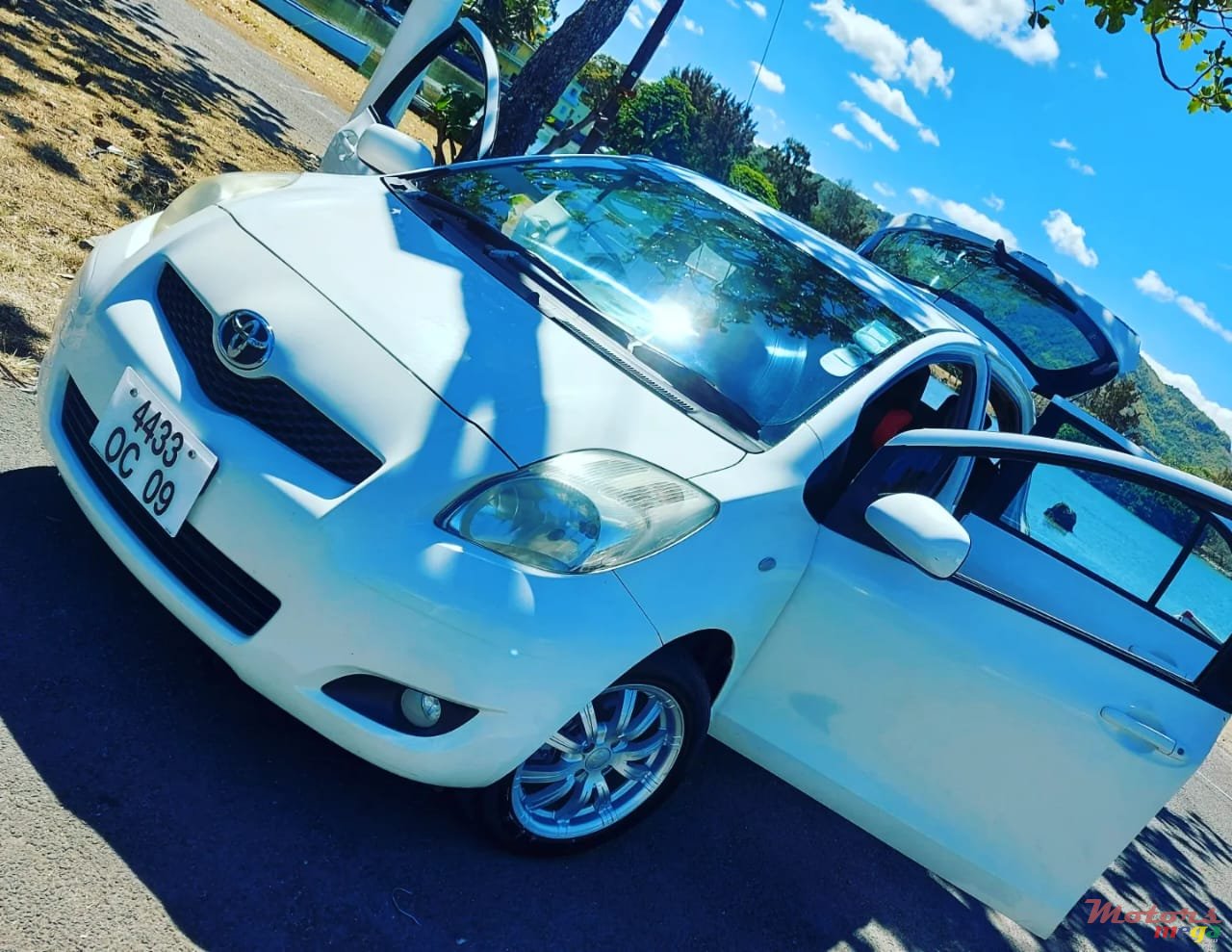 2009' Toyota Vitz photo #1