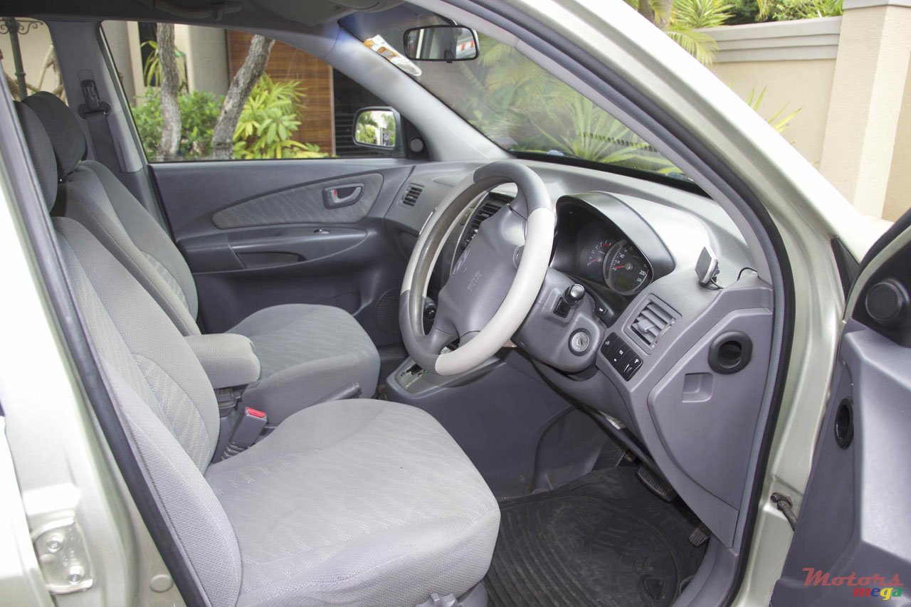 2005' Hyundai Tucson photo #2