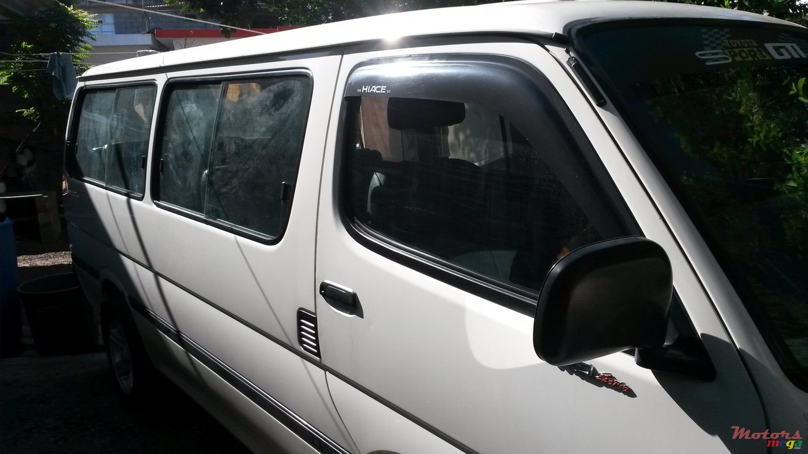 2004' Toyota HiAce photo #2