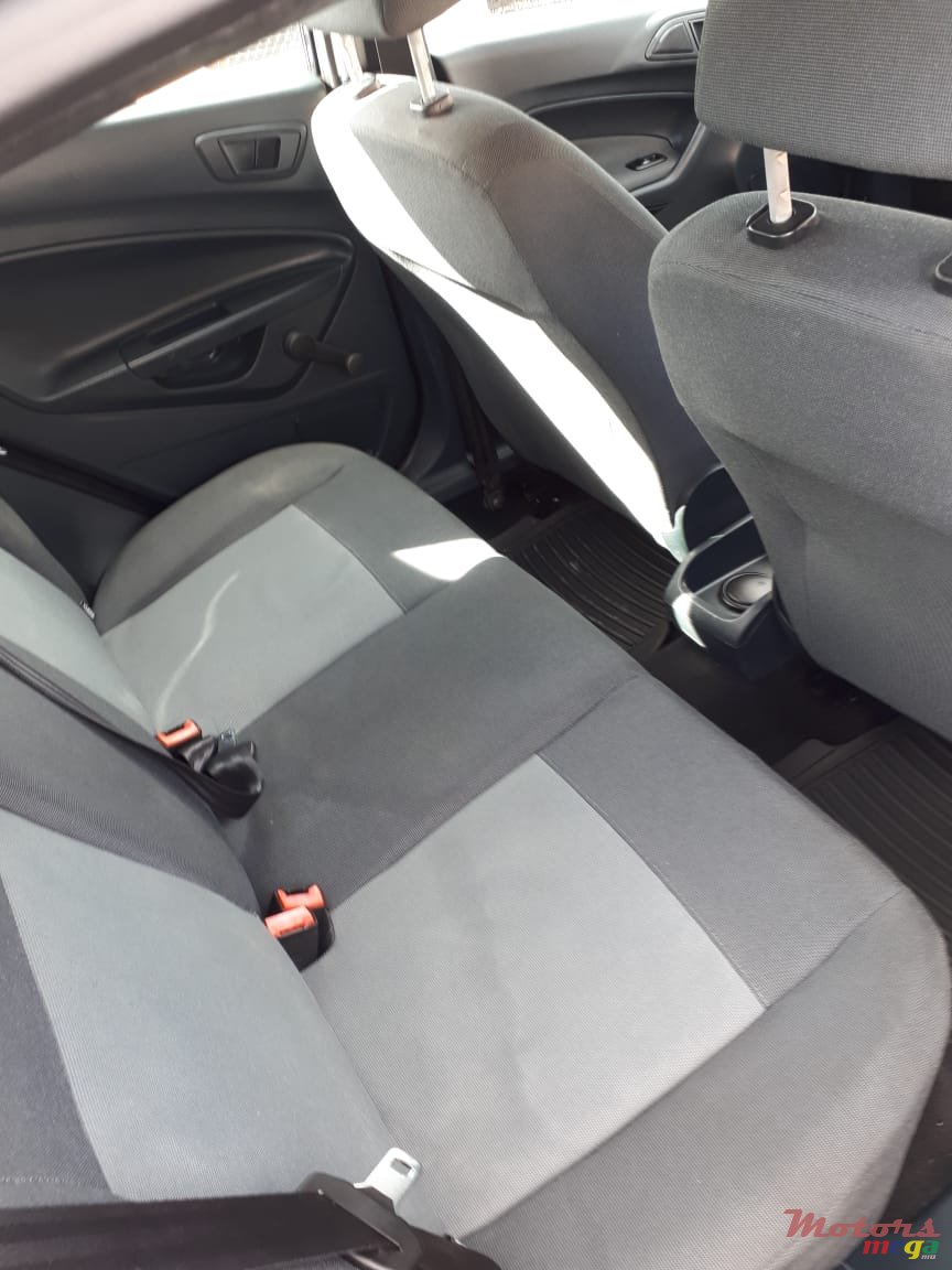 2012' Ford Fiesta photo #7