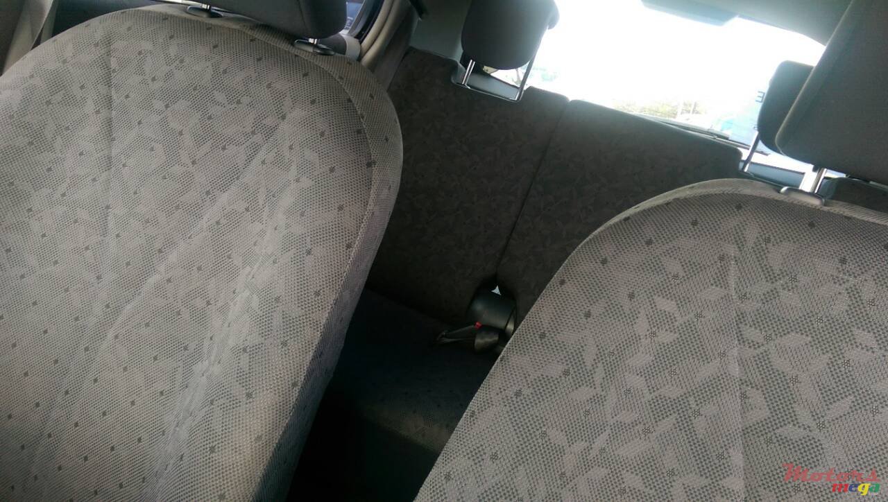 2009' Toyota Vitz photo #2