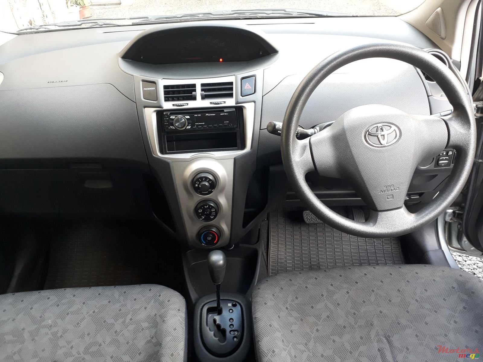 2009' Toyota Vitz photo #7