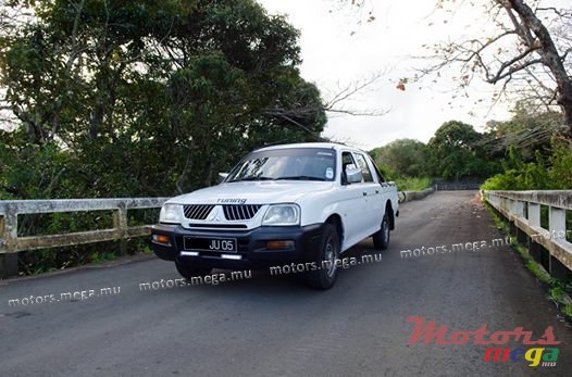 2005' Mitsubishi L300 photo #2
