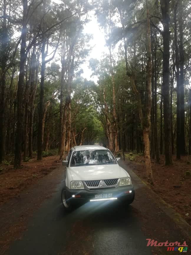 2007' Mitsubishi L 200 4x2 photo #1