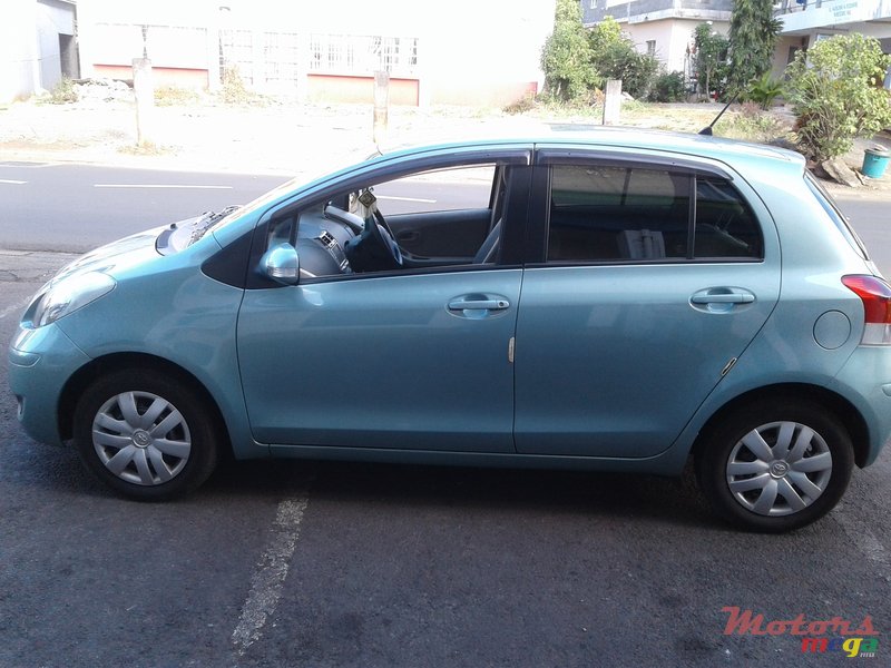 2009' Toyota Vitz photo #1