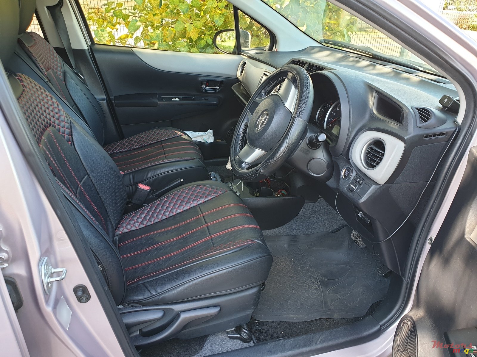 2011' Toyota Vitz photo #2