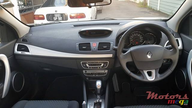 2011' Renault Fluence photo #5