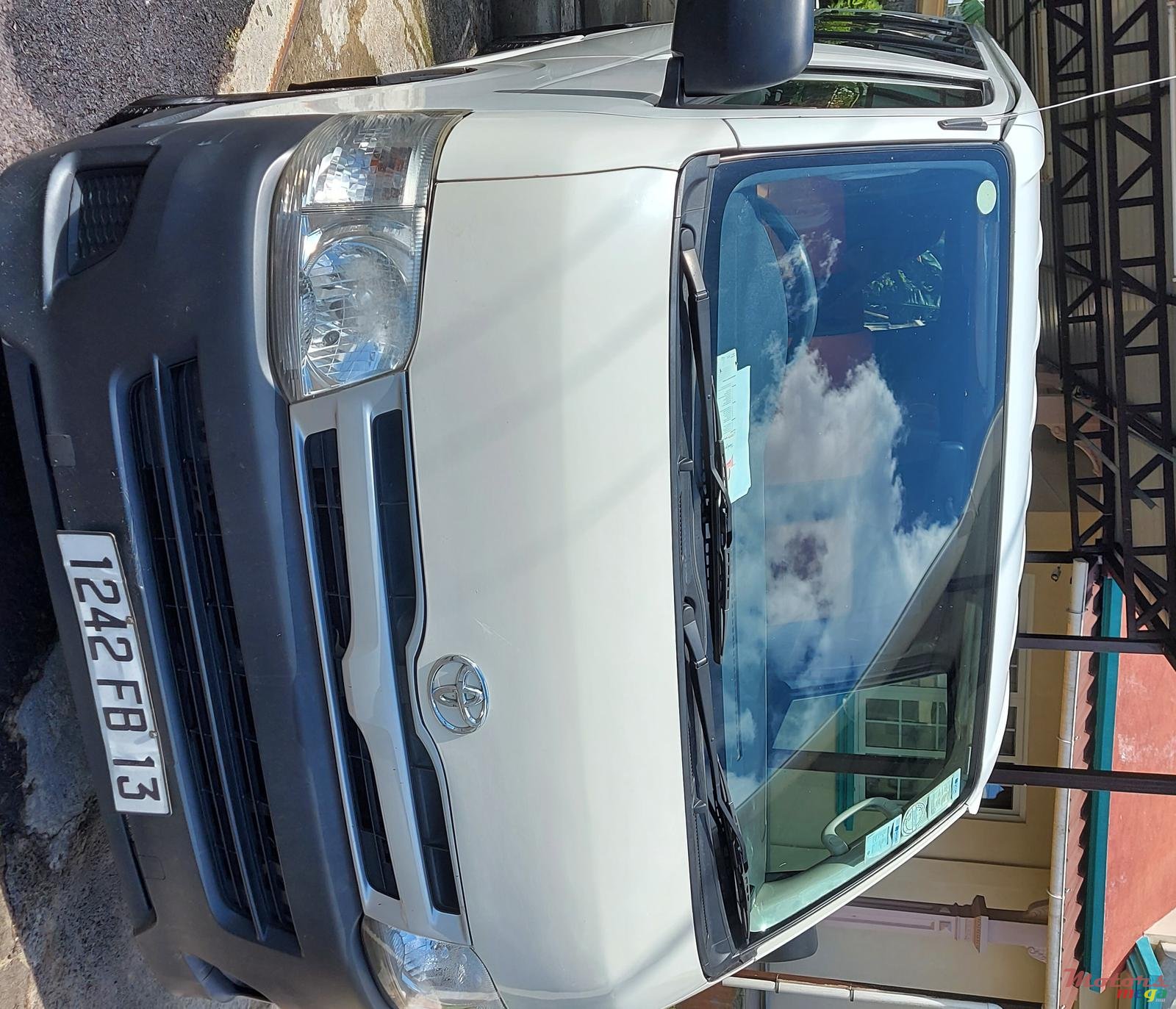 2013' Toyota HiAce photo #4