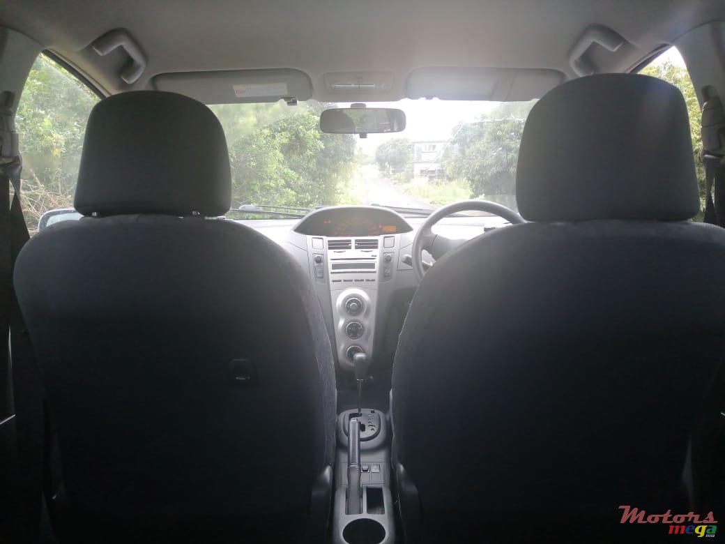 2007' Toyota Vitz Nil photo #2
