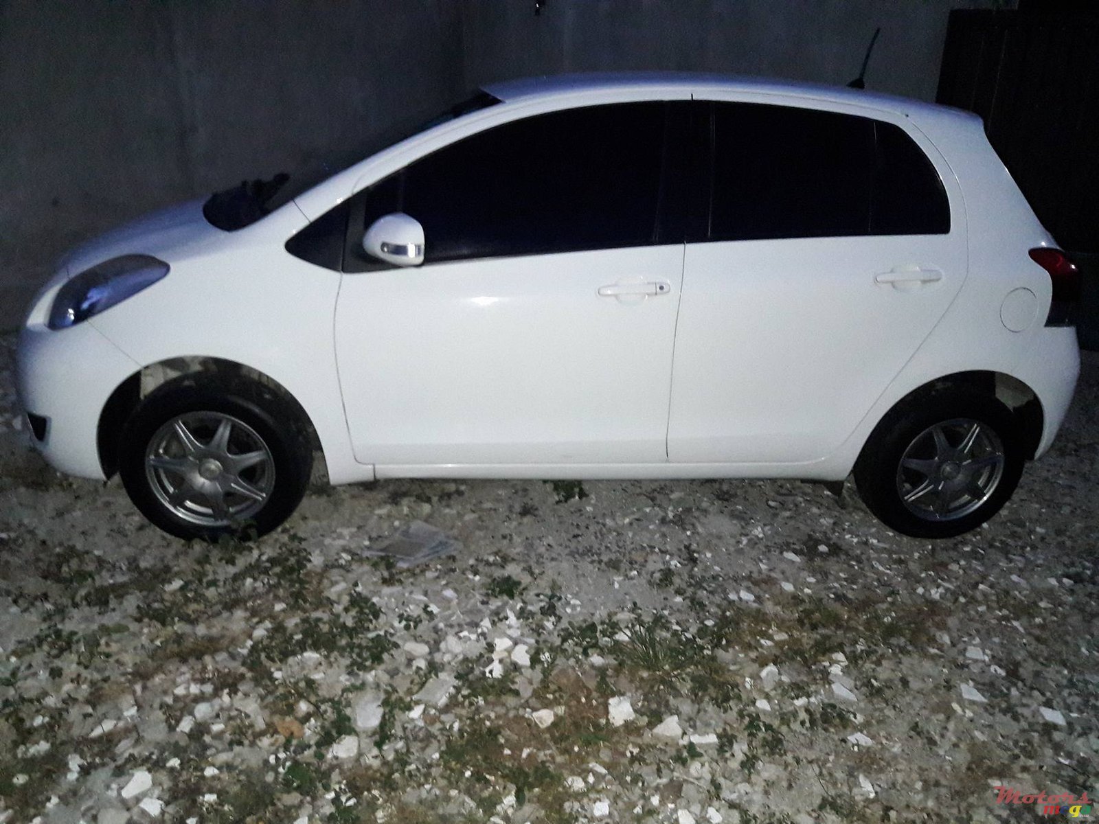 2010' Toyota Vitz photo #2